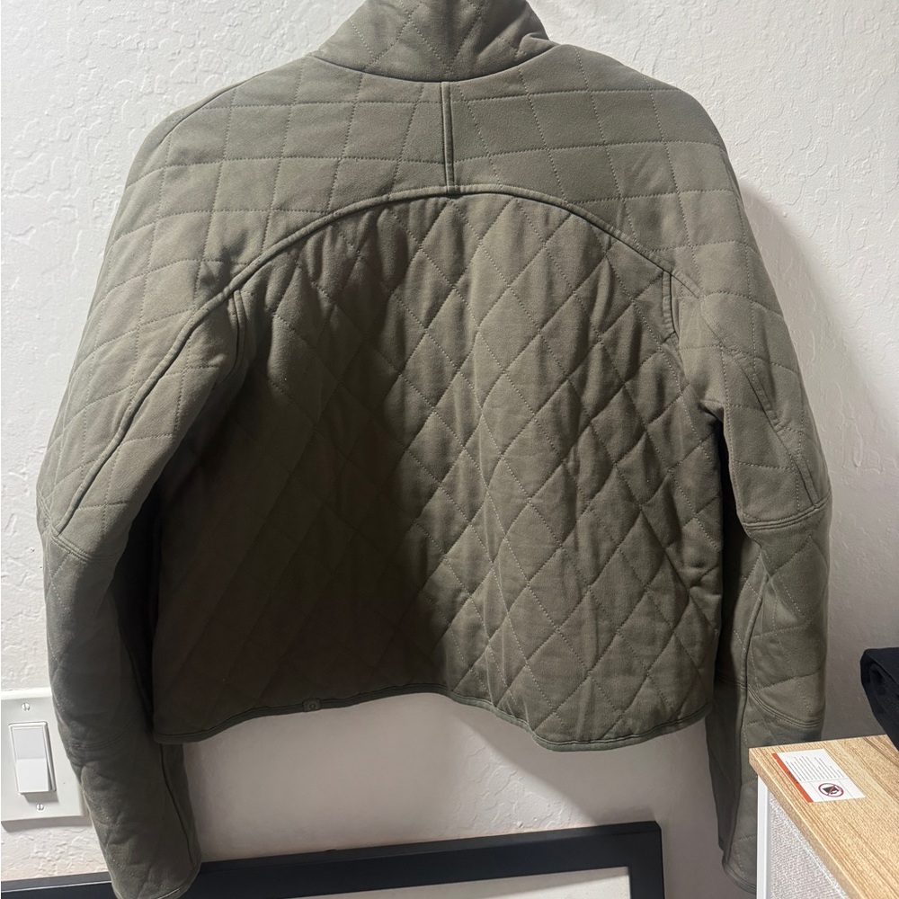 New* Lululemon Women’s Quilted Olive Green Jacket - Picture 2 of 3